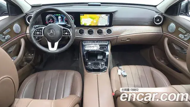 Mercedes-Benz E-Class 2019 — Photo 9/20