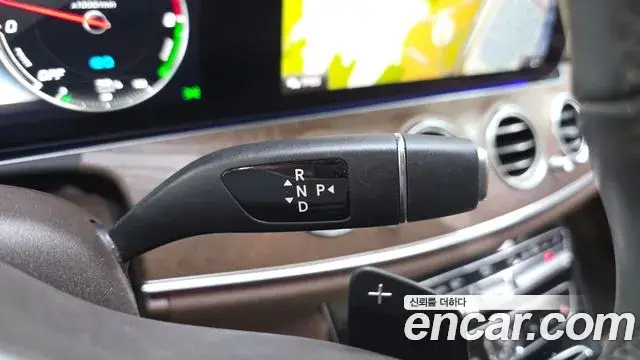 Mercedes-Benz E-Class 2019 — Photo 7/20