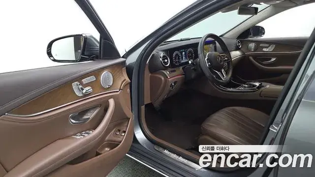 Mercedes-Benz E-Class 2019 — Photo 8/20