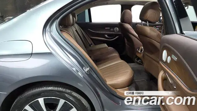 Mercedes-Benz E-Class 2019 — Photo 10/20