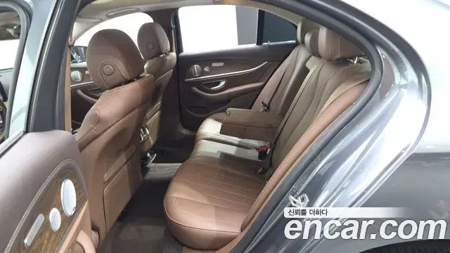Mercedes-Benz E-Class 2019 — Photo 11/20