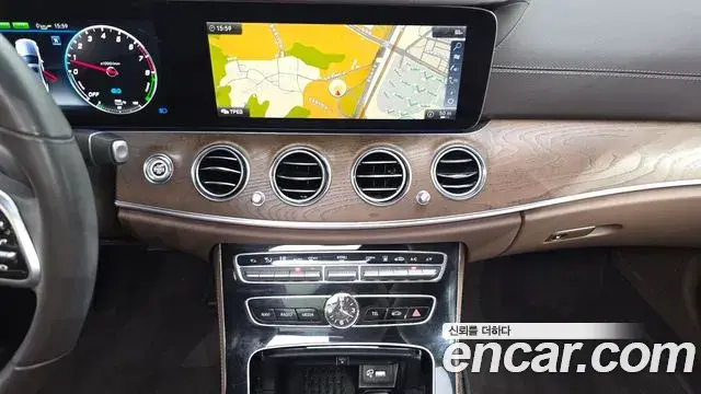 Mercedes-Benz E-Class 2019 — Photo 12/20