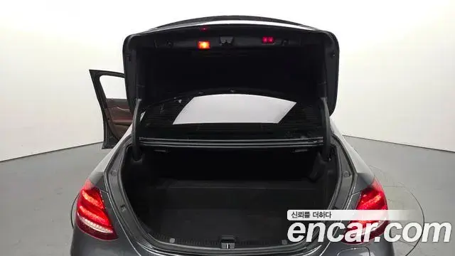 Mercedes-Benz E-Class 2019 — Photo 17/20