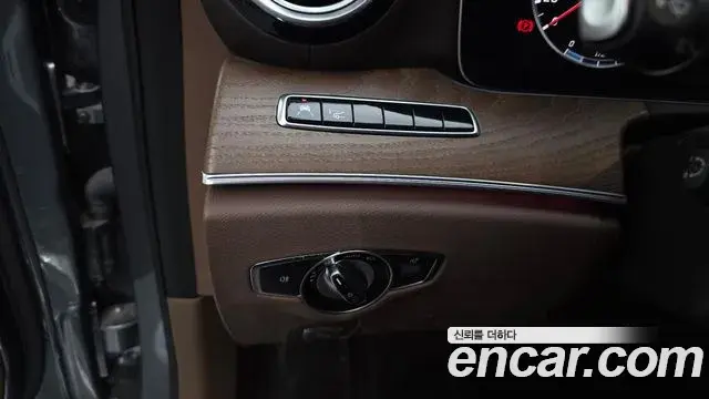 Mercedes-Benz E-Class 2019 — Photo 19/20