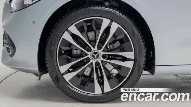 Mercedes-Benz C-Class 2025 — Фото 4/18