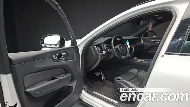 Volvo XC60 2020 — Фото 10/20