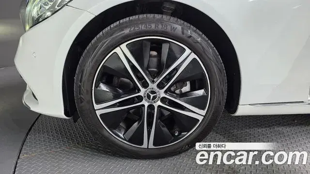Mercedes-Benz C-Class 2019 — Photo 2/20