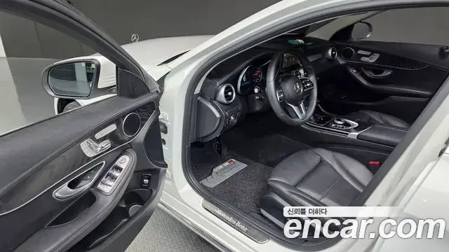 Mercedes-Benz C-Class 2019 — Photo 9/20