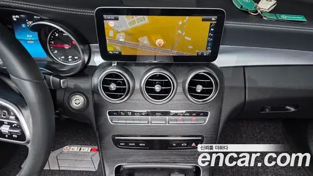 Mercedes-Benz C-Class 2019 — Photo 8/20