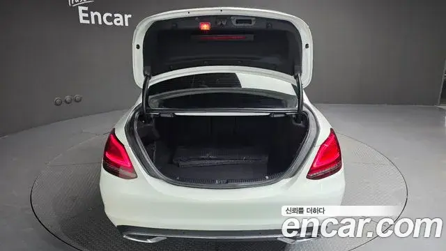 Mercedes-Benz C-Class 2019 — Photo 17/20