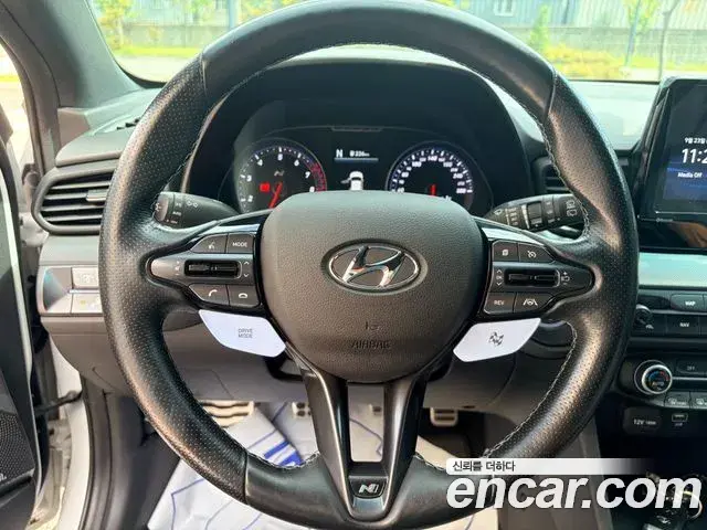 Hyundai Veloster 2020 — ფოტო 13/17