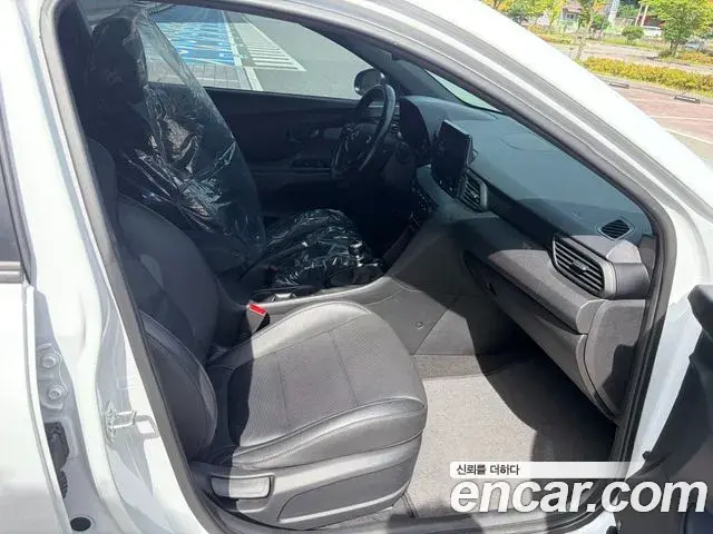 Hyundai Veloster 2020 — ფოტო 16/17