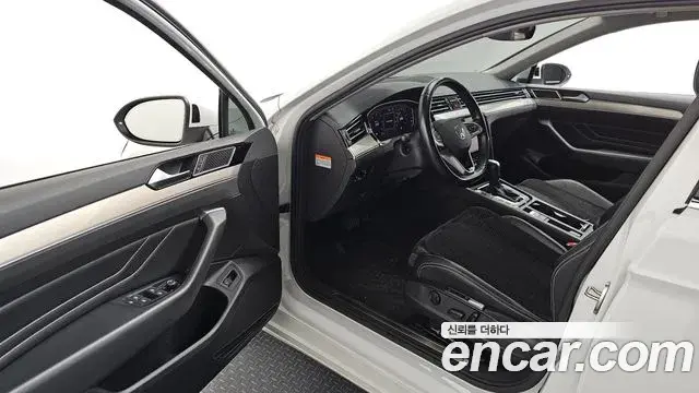 Volkswagen Passat GT 2021 — ფოტო 4/20