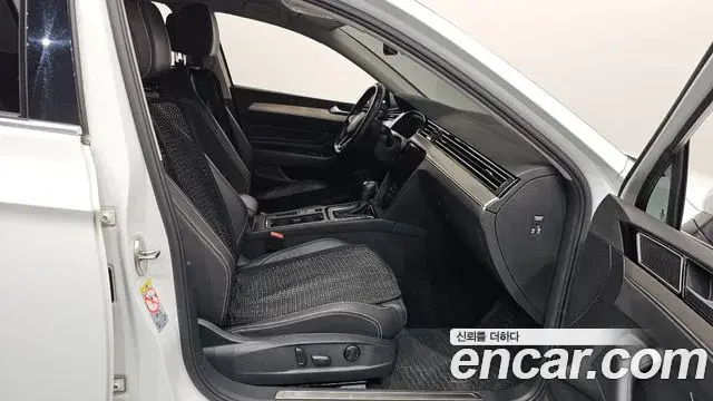 Volkswagen Passat GT 2021 — ფოტო 19/20