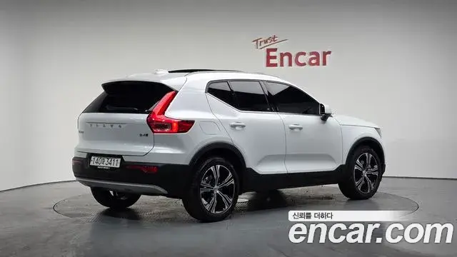 Volvo XC40 2020 — ფოტო 8/20