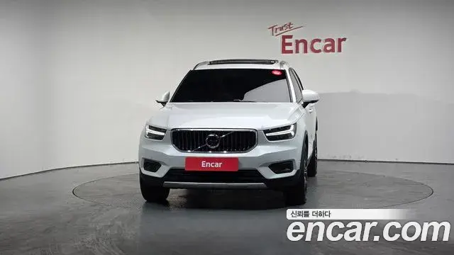 Volvo XC40 2020 — ფოტო 2/20