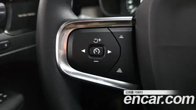 Volvo XC40 2020 — ფოტო 18/20