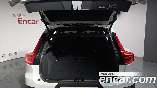 Volvo XC40 2020 — ფოტო 17/20