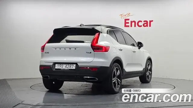Volvo XC40 2019 — Photo 8/19