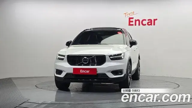 Volvo XC40 2019 — Photo 18/19