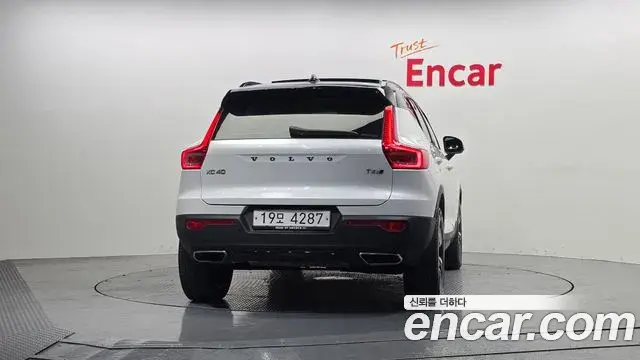 Volvo XC40 2019 — Photo 9/19