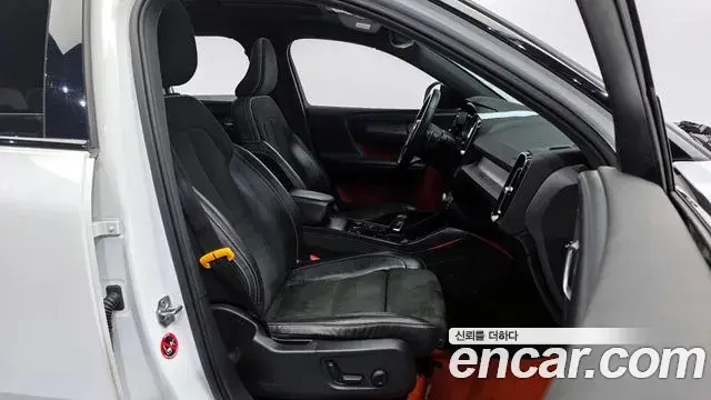 Volvo XC40 2019 — Photo 12/19
