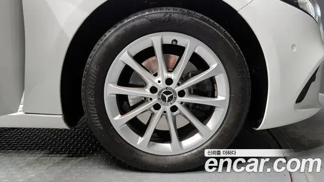 Mercedes-Benz A-Class 2019 — Şəkil 14/20