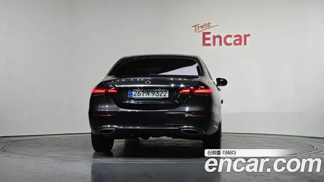 Mercedes-Benz E-Class 2021 — Photo 9/20