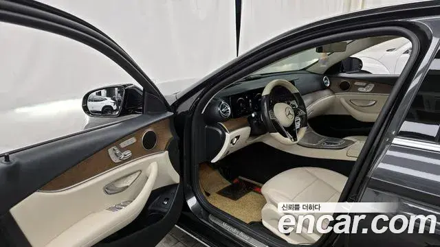 Mercedes-Benz E-Class 2021 — Photo 6/20