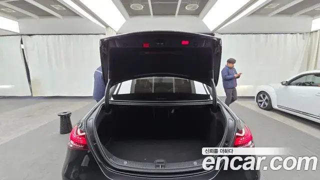 Mercedes-Benz E-Class 2021 — Photo 7/20
