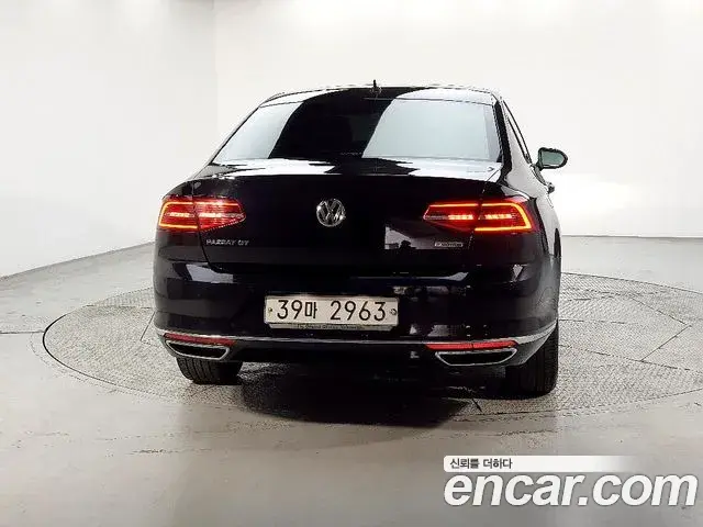 Volkswagen Passat GT 2018 — Şəkil 10/20