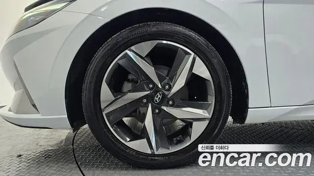 Hyundai The New Avante Hybrid 2020 — Photo 8/20