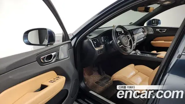 Volvo XC60 2021 — Фото 10/20