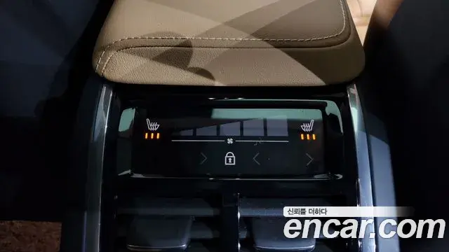 Volvo XC60 2021 — Фото 18/20