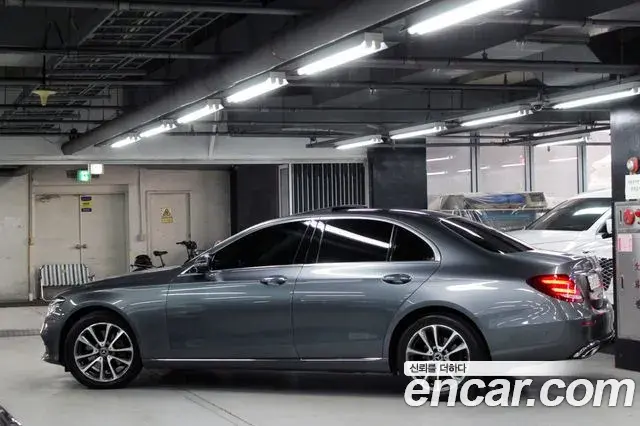 Mercedes-Benz E-Class 2018 — Şəkil 19/20