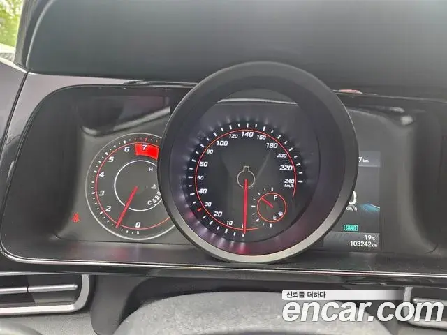 Hyundai The New Avante Hybrid 2021 — Photo 19/20