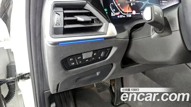 BMW 3 Series 2019 — Şəkil 29/35