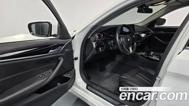 BMW 5 Series 2018 — Фото 10/20