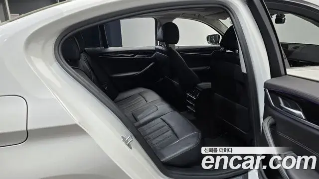 BMW 5 Series 2018 — Фото 11/20