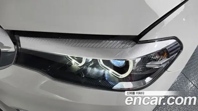 BMW 5 Series 2018 — ფოტო 18/34