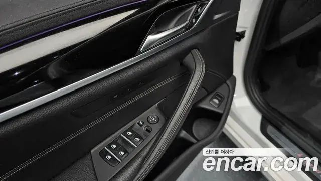 BMW 5 Series 2018 — ფოტო 23/34