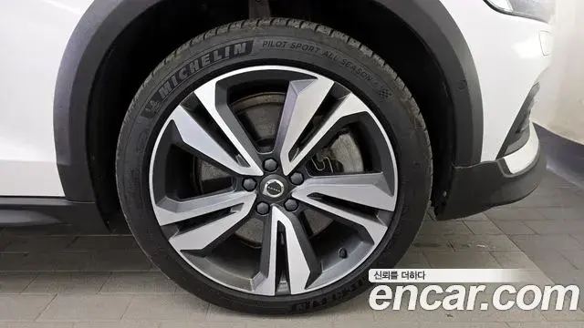 Volvo V60 Cross Country 2020 — ფოტო 20/33