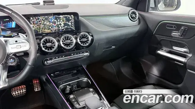 Mercedes-Benz GLA-Class 2023 — Photo 5/20