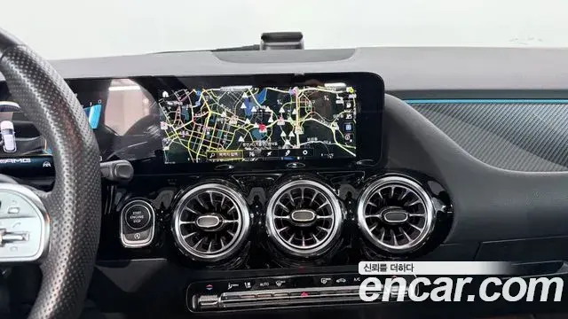 Mercedes-Benz GLA-Class 2023 — Photo 18/20