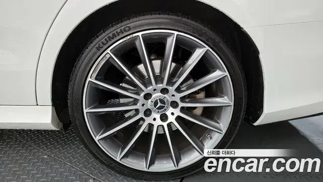 Mercedes-Benz E-Class 2020 — Photo 27/34