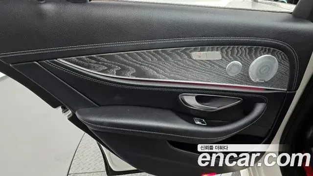 Mercedes-Benz E-Class 2020 — Photo 25/34
