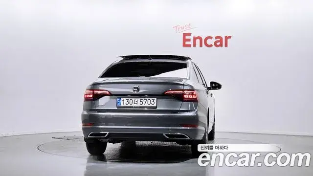 Volkswagen Jetta 2021 — ფოტო 20/34
