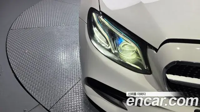 Mercedes-Benz E-Class 2018 — Şəkil 15/36