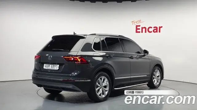 Volkswagen Tiguan 2018 — Şəkil 17/33