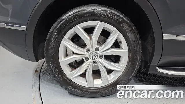 Volkswagen Tiguan 2018 — Şəkil 28/33